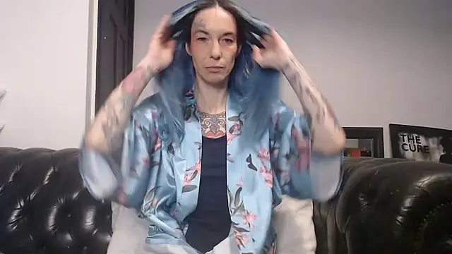 Snapshot of RavenryderUK chatting on 12.31.24 RavenryderUK online show from 12.31.24