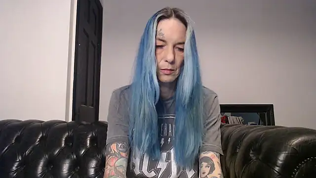 Snapshot of RavenryderUK chatting on 01.15.25 RavenryderUK online show from 01.15.25