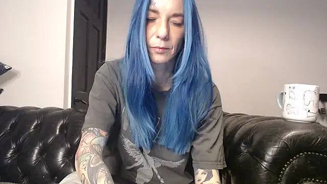 Snapshot of RavenryderUK chatting on 02.13.25 RavenryderUK online show from 02.13.25