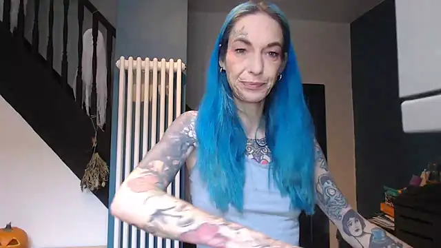 Snapshot of RavenryderUK chatting on 10.20.25 RavenryderUK online show from 10.20.25