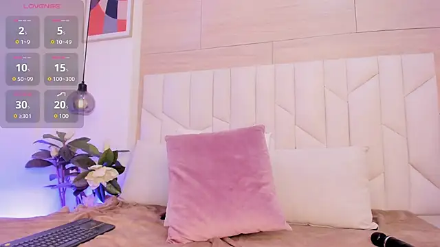 Snapshot of SaraMonroe1 chatting on 02.03.25 SaraMonroe1 online show from 02.03.25