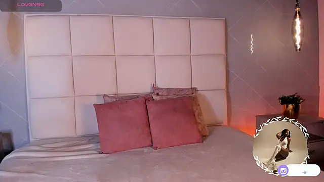 Snapshot of SaraMonroe1 chatting on 10.08.25 SaraMonroe1 online show from 10.08.25