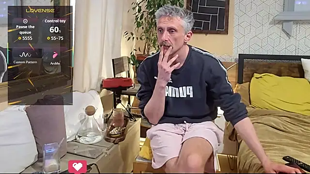 Snapshot of unclestefansdick chatting on 04.16.26 unclestefansdick online show from 04.16.26
