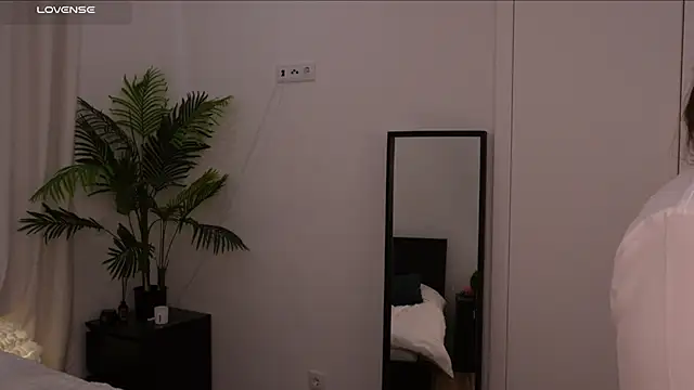 Lilly Colins online show from 01.16.25