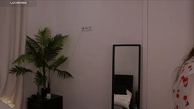 Lilly Colins online show from 01.18.25