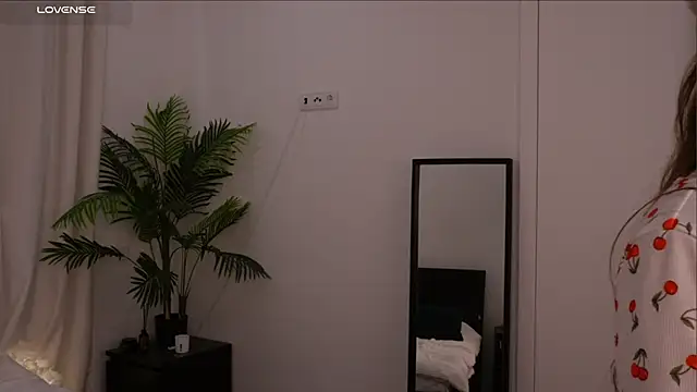 Lilly Colins online show from 01.18.25