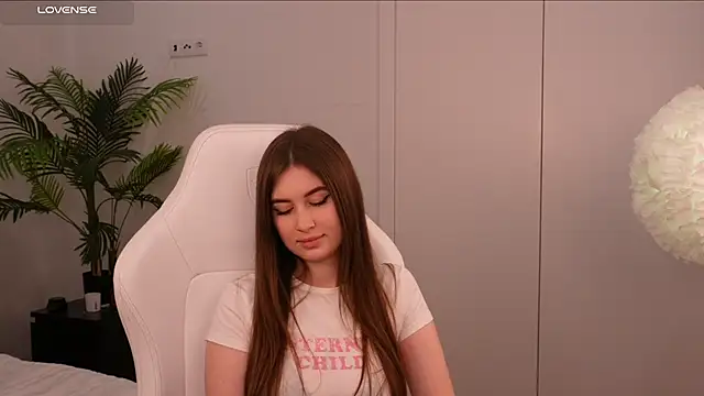 Lilly Colins online show from 01.29.25