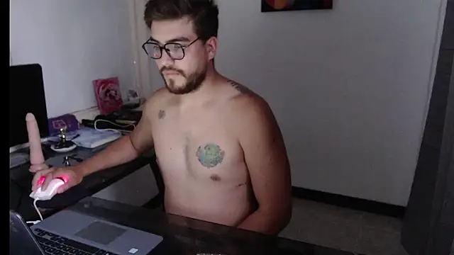 Snapshot of Dylanwish chatting on 12.20.24 Dylanwish online show from 12.20.24