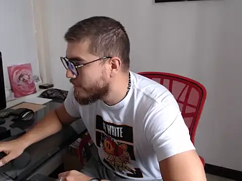 Snapshot of Dylanwish chatting on 10.04.25 Dylanwish online show from 10.04.25