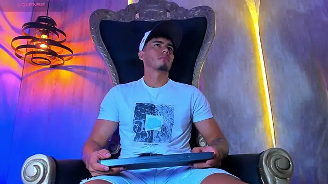 Snapshot of thaddeus_king chatting on 10.01.25 thaddeus king online show from 10.01.25