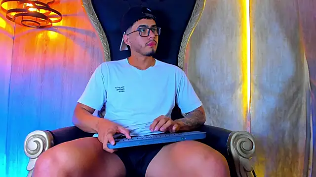 Snapshot of thaddeus_king chatting on 11.08.25 thaddeus king online show from 11.08.25