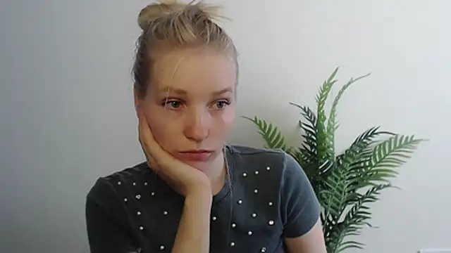 Snapshot of Queen_ofLove chatting on 04.30.26 Queen ofLove online show from 04.30.26