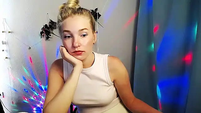 Snapshot of Queen_ofLove chatting on 05.24.26 Queen ofLove online show from 05.24.26