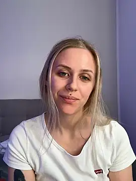 Snapshot of lunawolf21 chatting on 02.19.25 lunawolf21 online show from 02.19.25