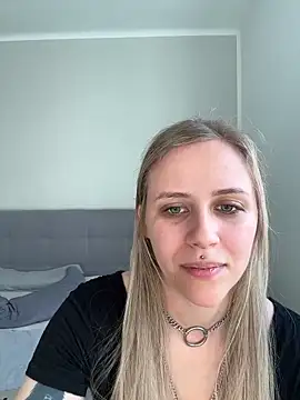 Snapshot of lunawolf21 chatting on 03.04.25 lunawolf21 online show from 03.04.25