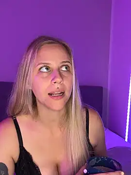 Snapshot of lunawolf21 chatting on 09.22.25 lunawolf21 online show from 09.22.25