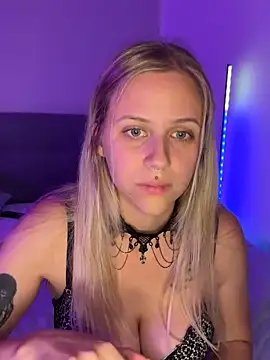 Snapshot of lunawolf21 chatting on 10.01.25 lunawolf21 online show from 10.01.25