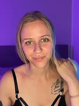 Snapshot of lunawolf21 chatting on 10.07.25 lunawolf21 online show from 10.07.25