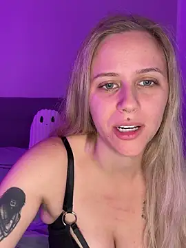 Snapshot of lunawolf21 chatting on 10.22.25 lunawolf21 online show from 10.22.25