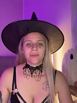 Snapshot of lunawolf21 chatting on 10.27.25 lunawolf21 online show from 10.27.25