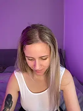 Snapshot of lunawolf21 chatting on 11.14.25 lunawolf21 online show from 11.14.25