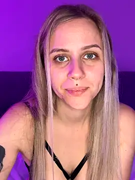 Snapshot of lunawolf21 chatting on 11.24.25 lunawolf21 online show from 11.24.25