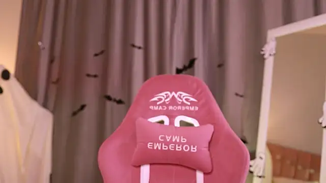 Snapshot of Kim_Oberlin_ chatting on 10.20.25 Kim Oberlin online show from 10.20.25