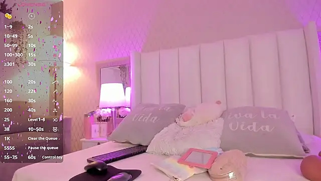 Snapshot of SophiaSmiiths_ chatting on 02.11.25 SophiaSmiiths online show from 02.11.25