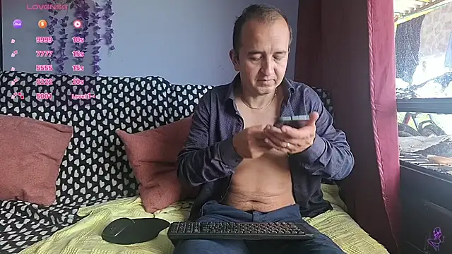 Snapshot of yazforeSolo chatting on 12.01.25 yazforeSolo online show from 12.01.25