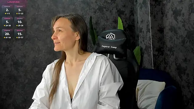 Lillian White online show from 10.10.25