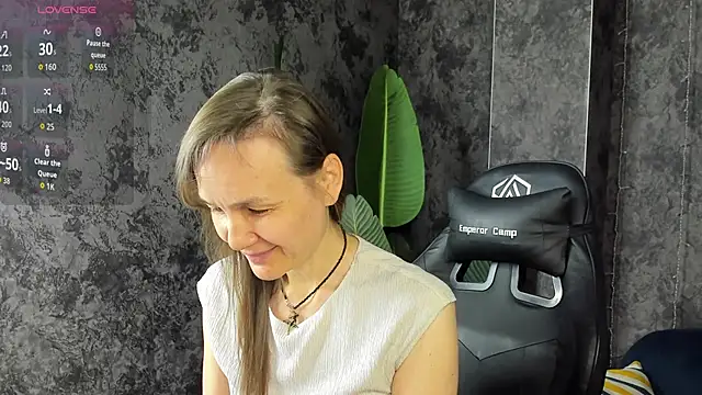 Snapshot of Lillian_White chatting on 05.11.26 Lillian White online show from 05.11.26