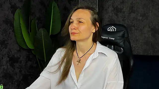 Snapshot of Lillian_White chatting on 06.07.26 Lillian White online show from 06.07.26