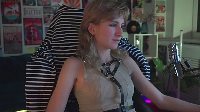 Snapshot of LuxRayi chatting on 12.26.24 LuxRayi online show from 12.26.24