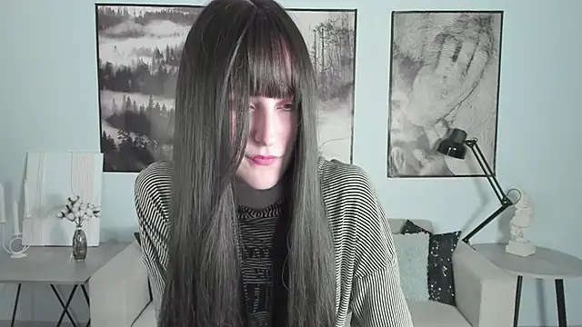 Snapshot of LuxRayi chatting on 02.07.25 LuxRayi online show from 02.07.25