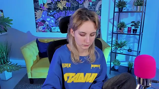 Snapshot of LuxRayi chatting on 02.20.25 LuxRayi online show from 02.20.25