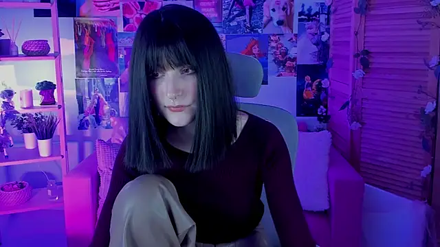 Snapshot of LuxRayi chatting on 03.22.25 LuxRayi online show from 03.22.25