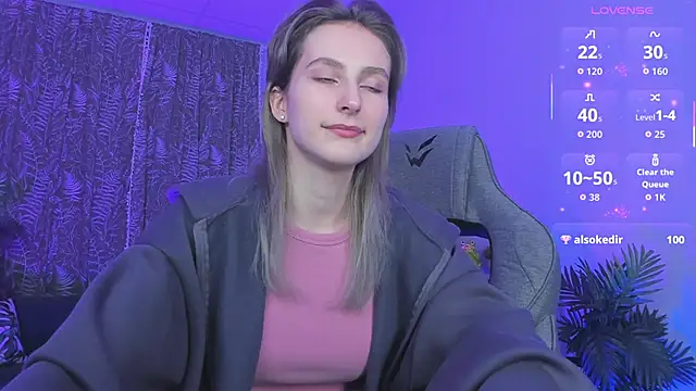 Snapshot of LuxRayi chatting on 09.12.25 LuxRayi online show from 09.12.25