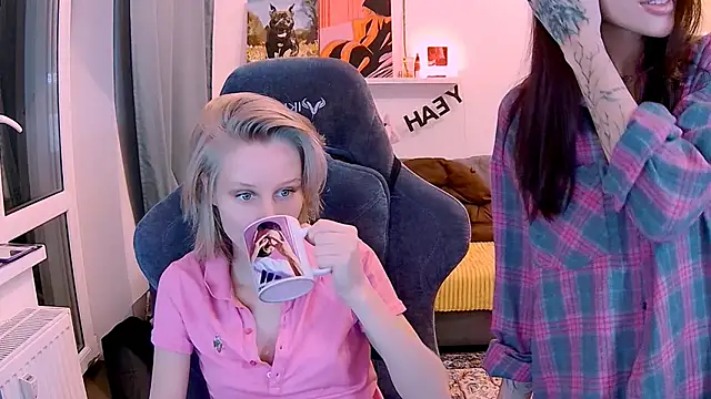 Snapshot of KatiKate chatting on 11.21.25 KatiKate online show from 11.21.25