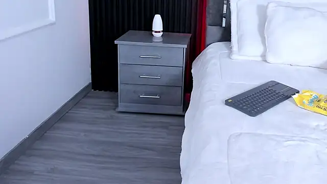 Snapshot of MiiaaMoonroee chatting on 02.23.25 MiiaaMoonroee online show from 02.23.25