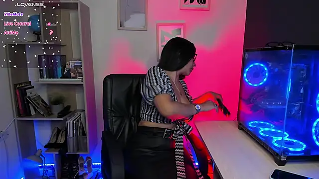 Snapshot of Sue_Wolls chatting on 02.13.25 Sue Wolls online show from 02.13.25