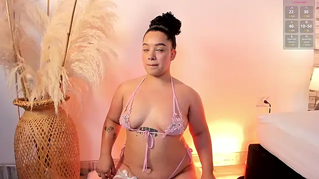 Snapshot of Julieta_333 chatting on 11.23.25 Julieta 333 online show from 11.23.25