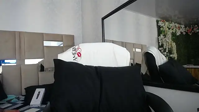 Queenjenn   online show from 12.17.24