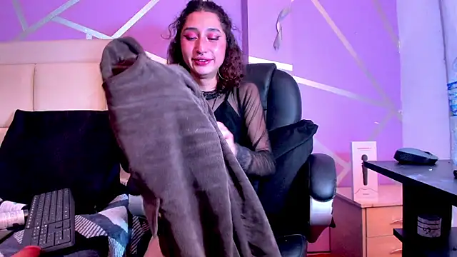 Queenjenn   online show from 01.30.25