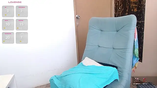 Snapshot of SarayMoorex_ chatting on 10.22.25 SarayMoorex online show from 10.22.25