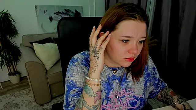 Snapshot of MoonLghte chatting on 02.10.25 MoonLghte online show from 02.10.25