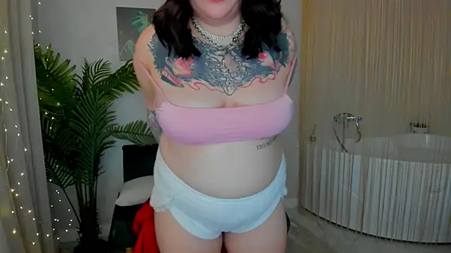 Snapshot of MoonLghte chatting on 03.04.25 MoonLghte online show from 03.04.25