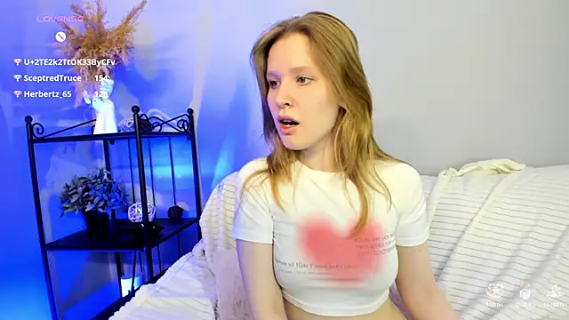 Snapshot of EvaStevs chatting on 01.04.25 EvaStevs online show from 01.04.25