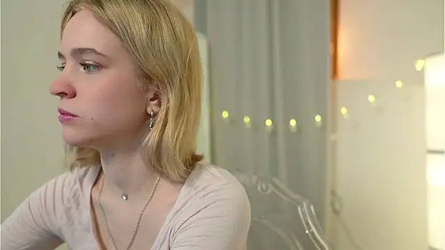 Snapshot of lolly_pie chatting on 12.10.24 lolly pie online show from 12.10.24