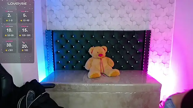 Snapshot of Sofi_hot_4m chatting on 10.20.25 Sofi hot 4m online show from 10.20.25