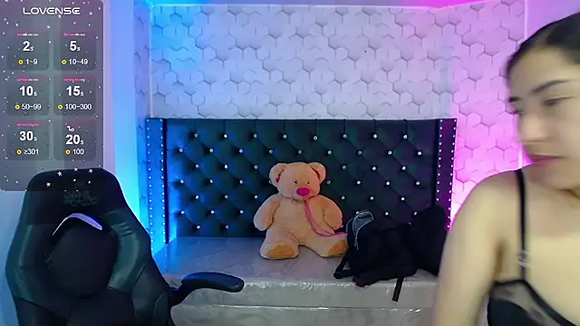 Snapshot of Sofi_hot_4m chatting on 10.21.25 Sofi hot 4m online show from 10.21.25